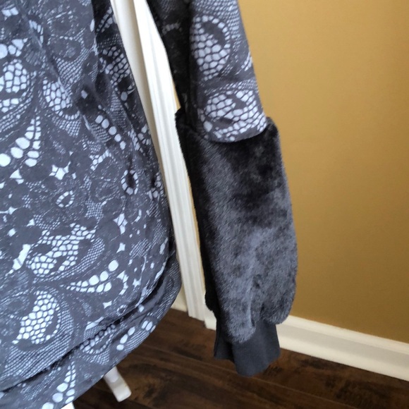 Beautiful velvet feel top with detailed sleeves - Picture 3 of 8